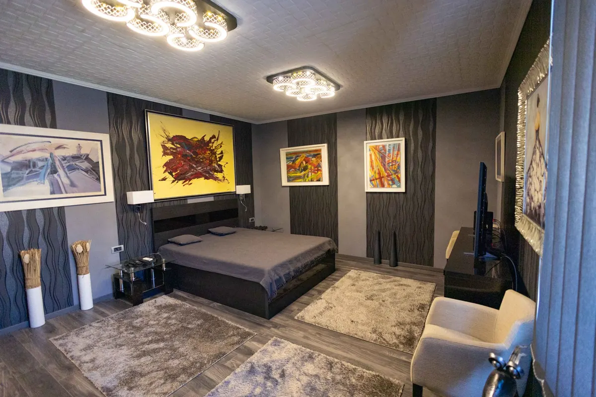 How to Create a Rental-Friendly Gallery Wall in Your Bedroom